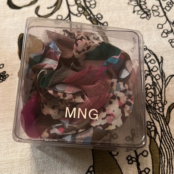 Pretty flower pin from Mango 💐🌺🌸 - Picture 3 of 4